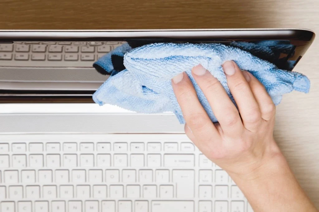 How to Clean a MacBook Screen Quickly and Safety